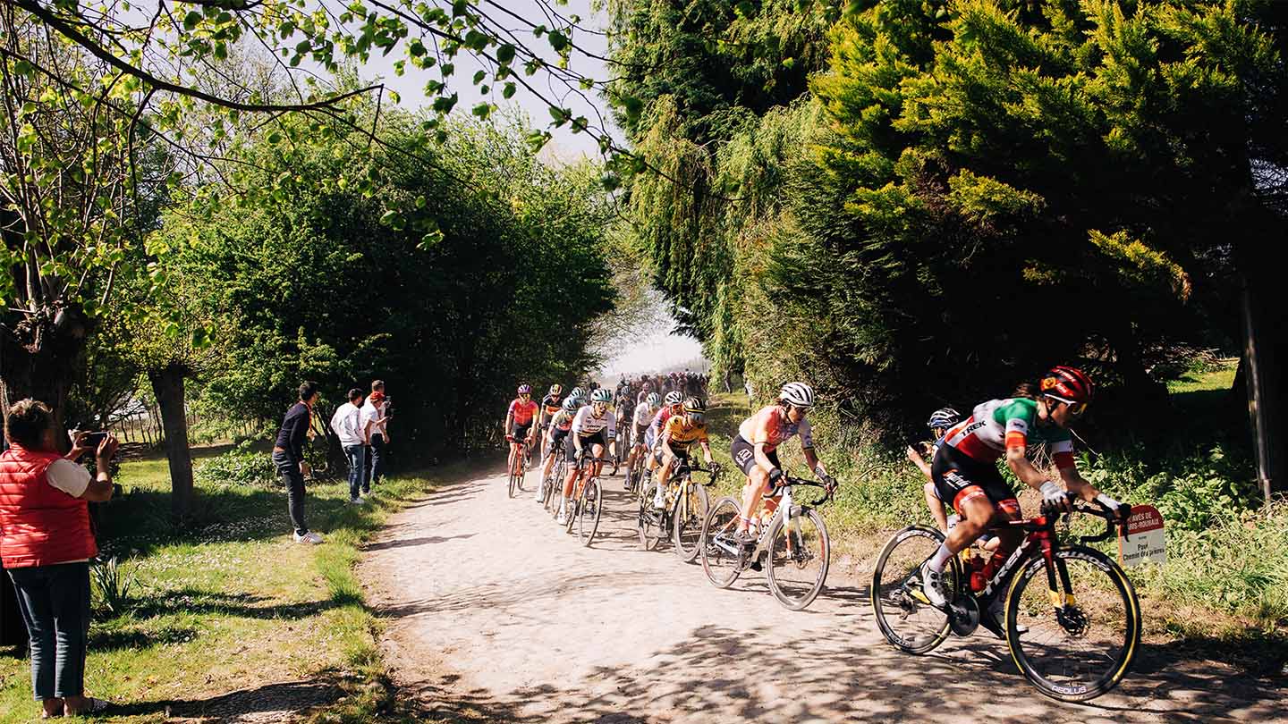 石畳のレースを走る選手集団