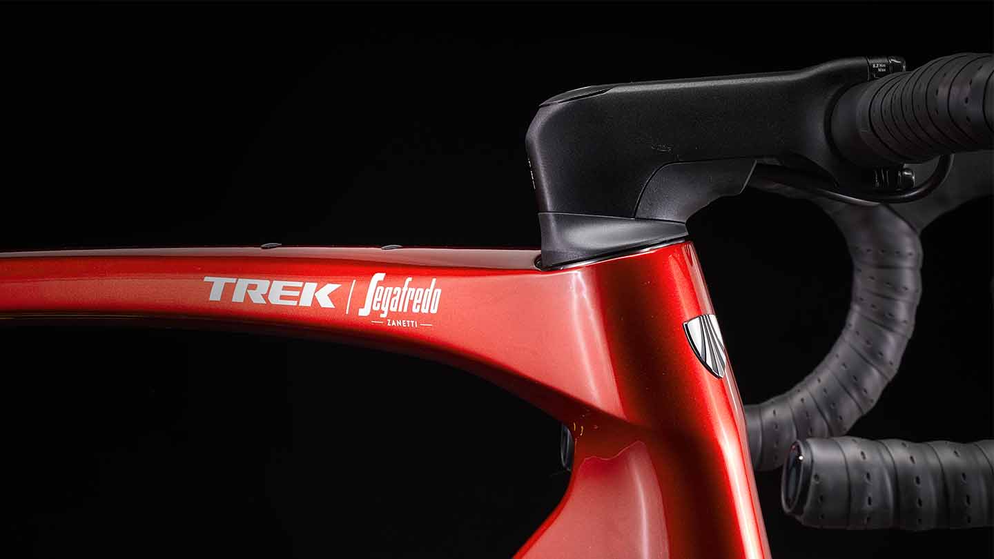 ドマーネSLRのヘッドチューブと専用設計のステム