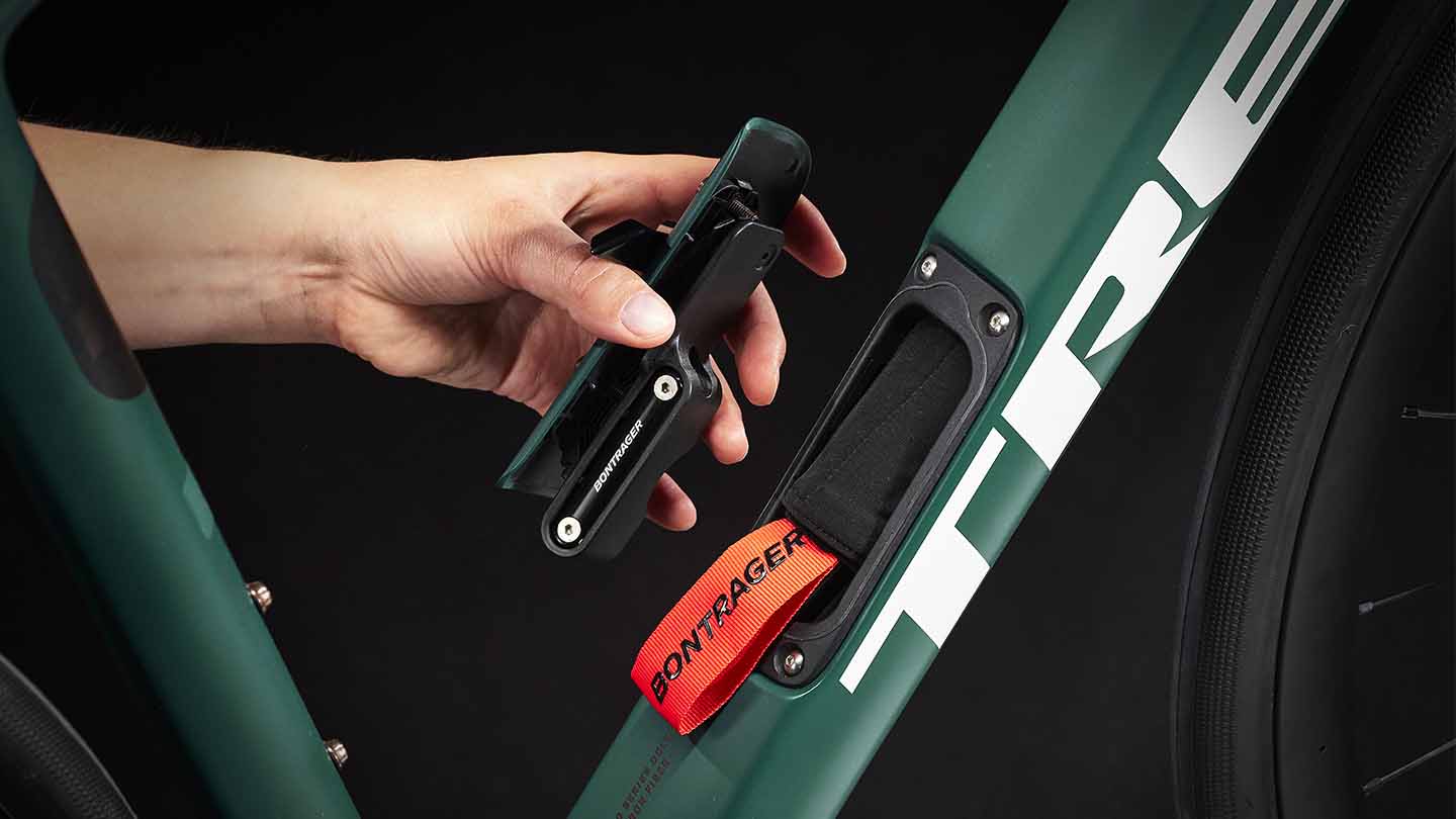 ドマーネSLRのダウンチューブストレージにツールを収納している様子