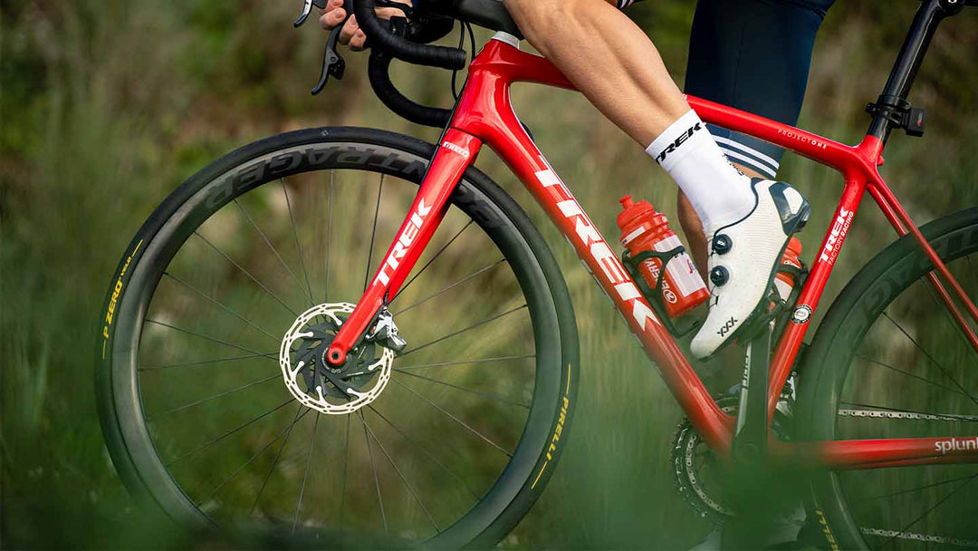 ロードバイク乗車シーンの前輪まわりを撮影した写真