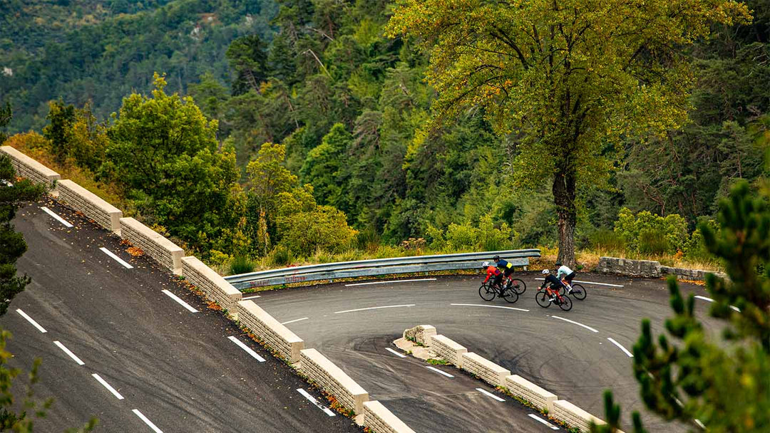 峠道をロードバイクでグループライドしている様子