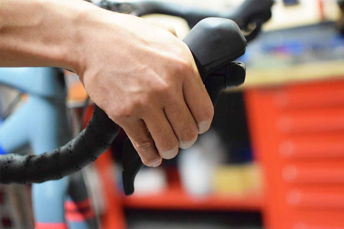 ブレーキレバーを握っている様子