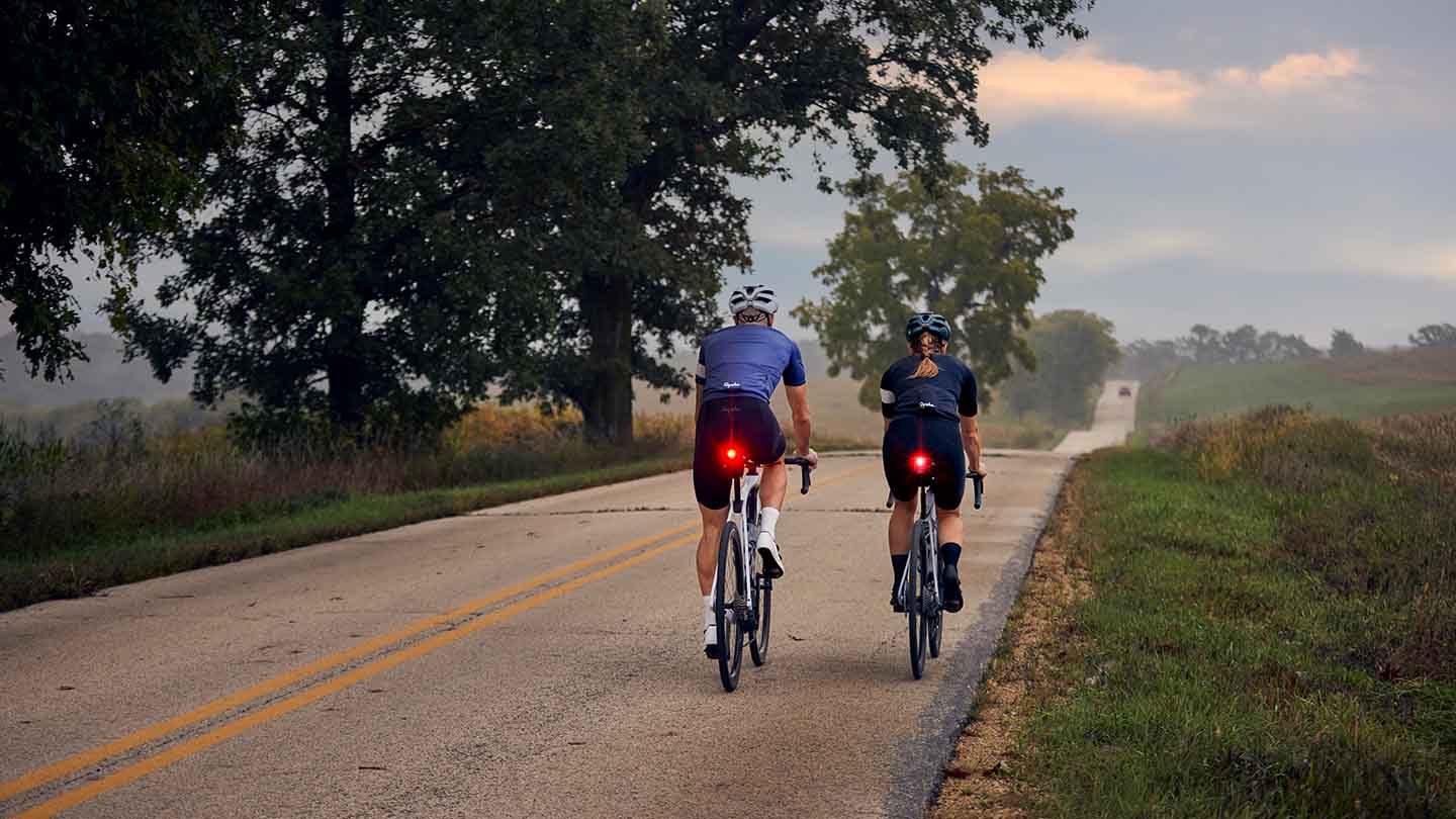 カーバックレーダーリアライトを点灯させて海外の道を走る男女