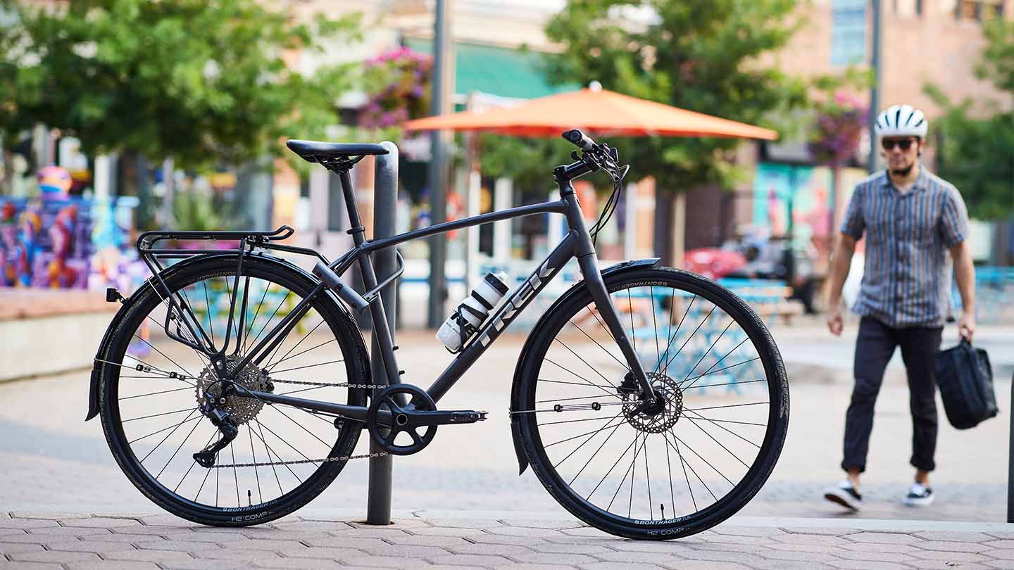 通勤仕様のクロスバイク。ライトや鍵など安全装備を前提にした自転車通勤のイメージ