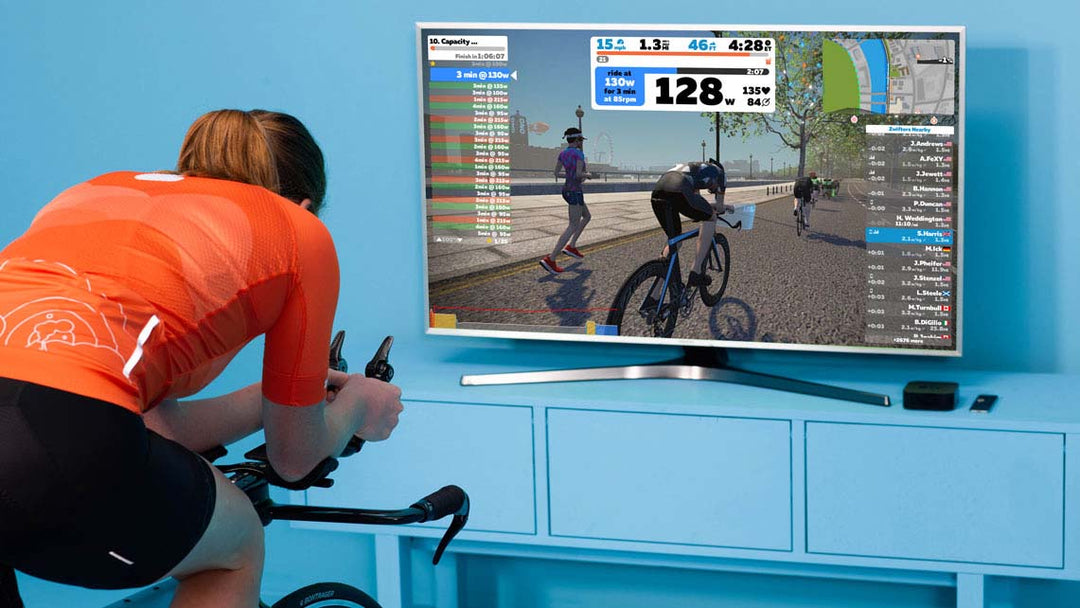 青い壁の部屋でズイフトトレーニングを行う女性