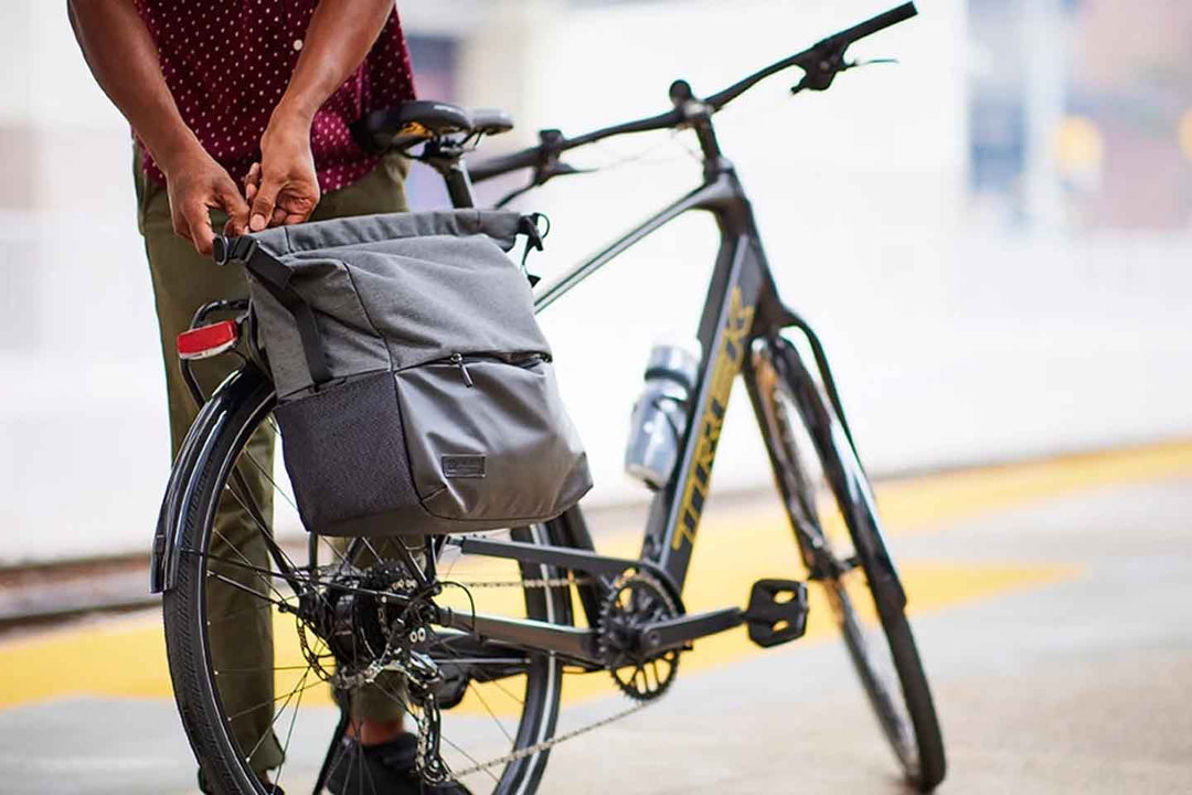 トレックFX+ 2 に、リアキャリアとサイドバッグを取り付けているイメージ