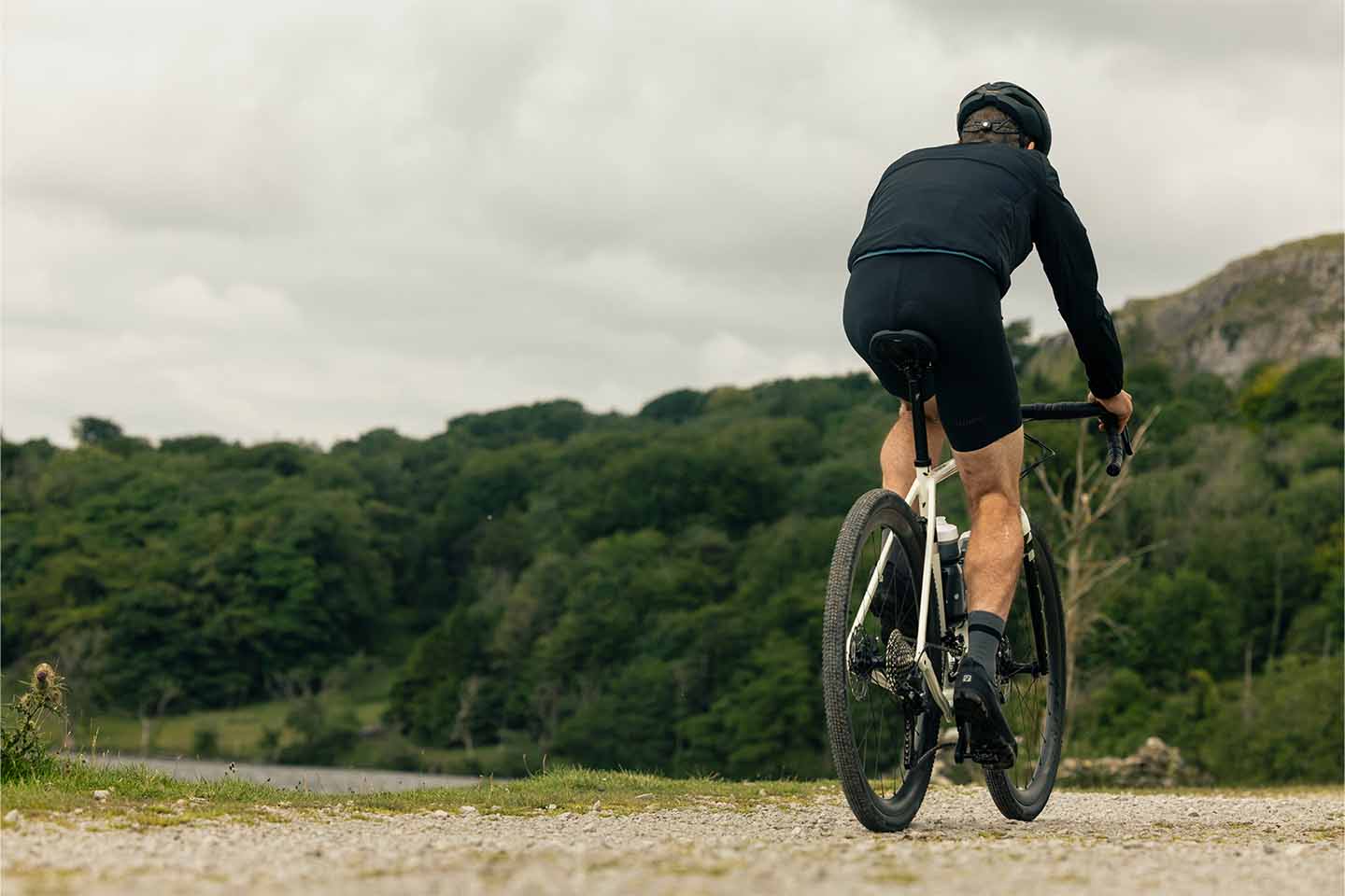 アイオロス49Vをつけたグラベルロードで走っている様子