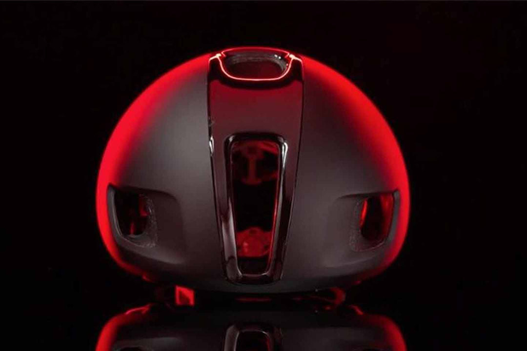 黒いバリスタヘルメットを真正面から撮影したスタジオ写真