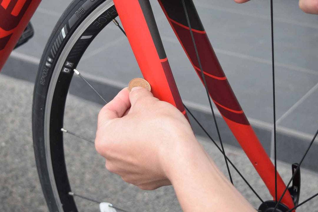 10円玉を使ってフォークの打音検査をしているう様子