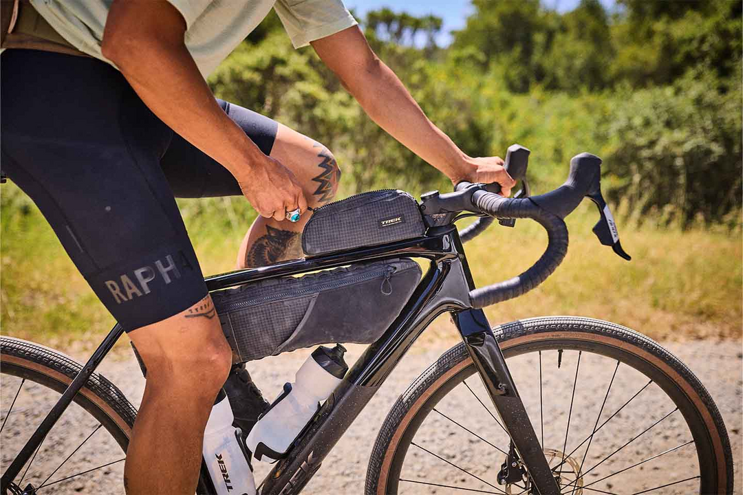 乗車中にトップチューブバッグを開ける様子