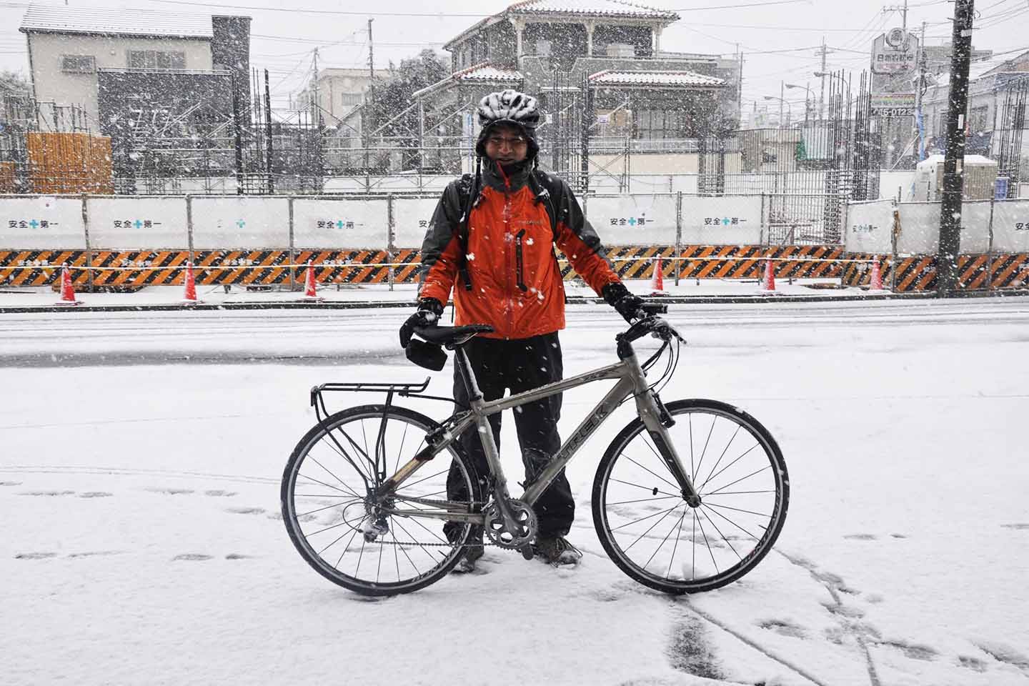 雪（雨天同様に滑りやすい状況）の日にクロスバイクで通勤するスタッフとクロスバイクの写真