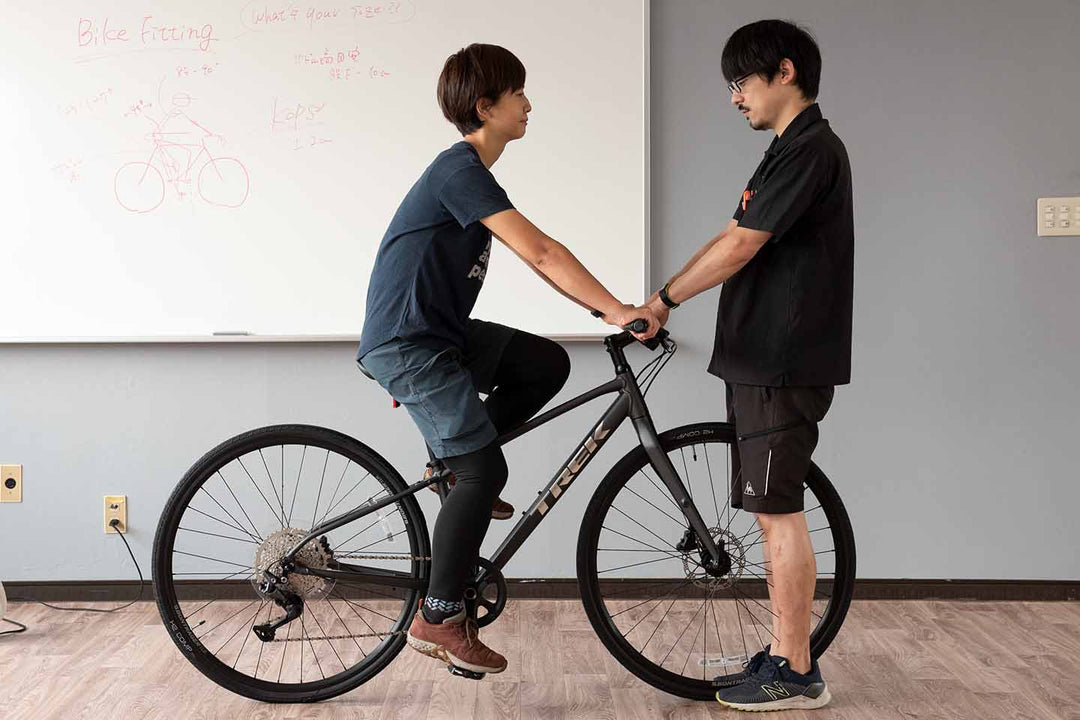 適正サイズのクロスバイクに乗車している女性の様子を真横から撮影