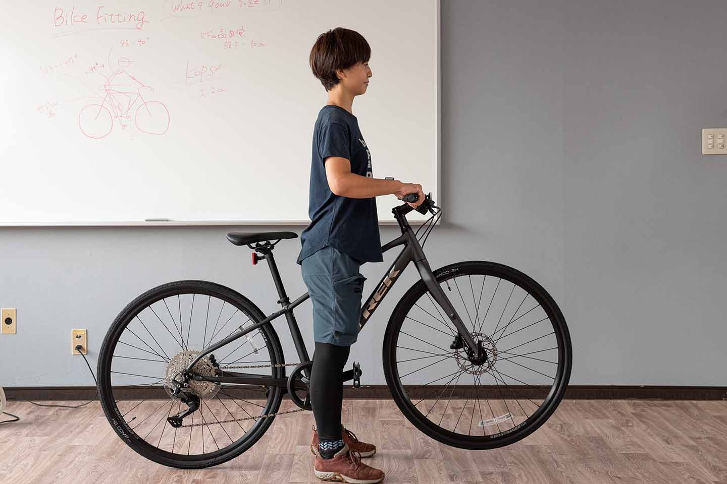 クロスバイクのサイズ合わせをしている様子