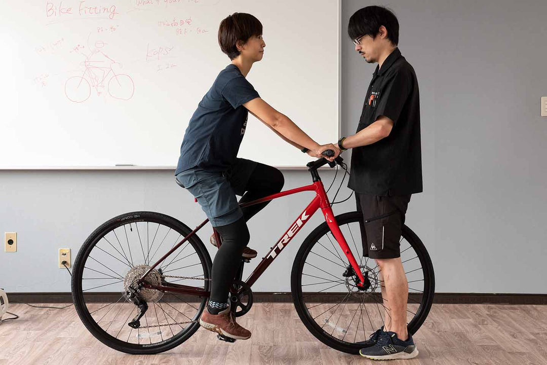 ちょっと大きいサイズのクロスバイクに乗車している女性の様子を真横から撮影