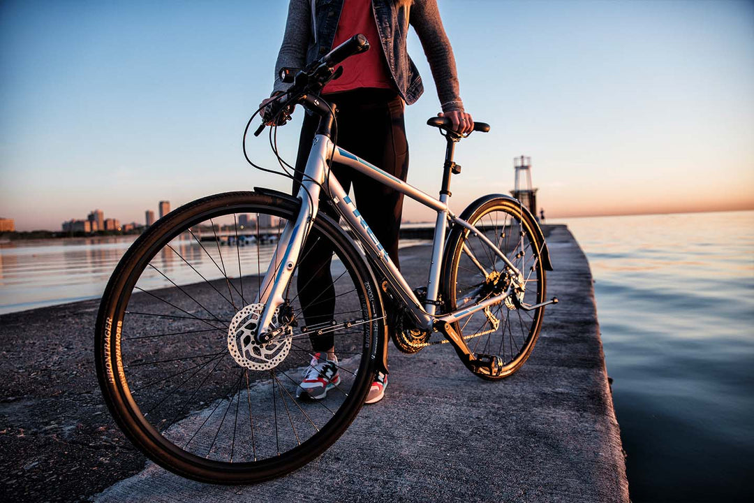 夕焼け色の水平線が見える防波堤で撮影した油圧ディスクブレーキ搭載クロスバイクの写真。