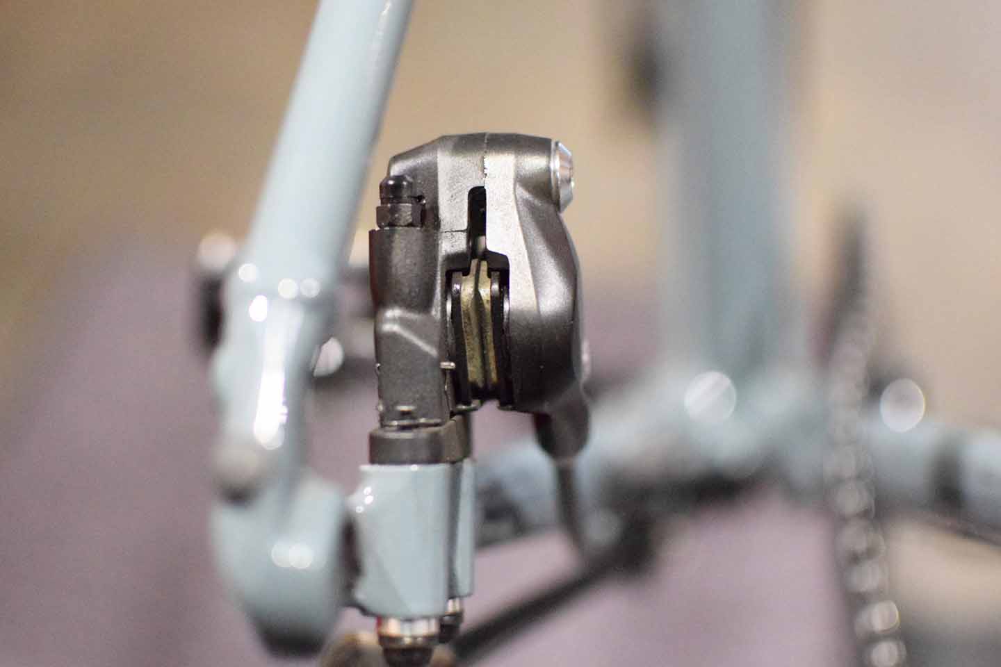 レバーを握ってしまいブレーキパッドが押し出されてしまった状態