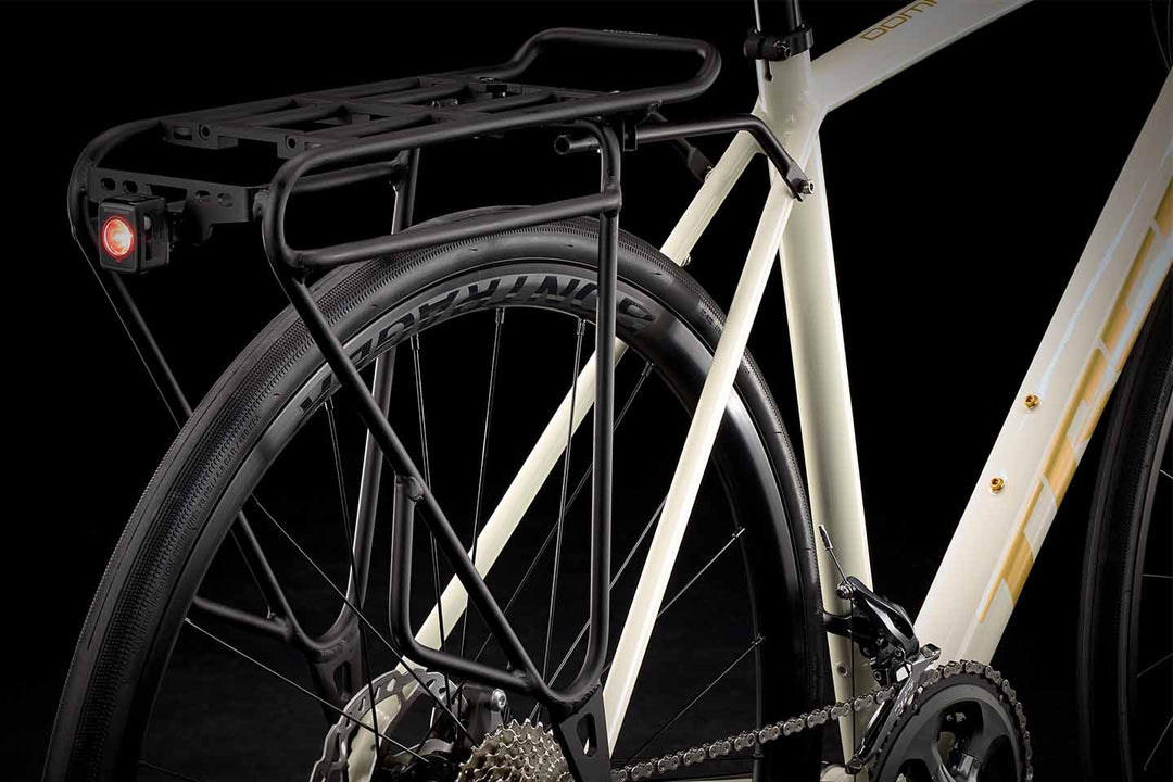 トレックのドマーネAL4にリアキャリアを取り付けた写真
