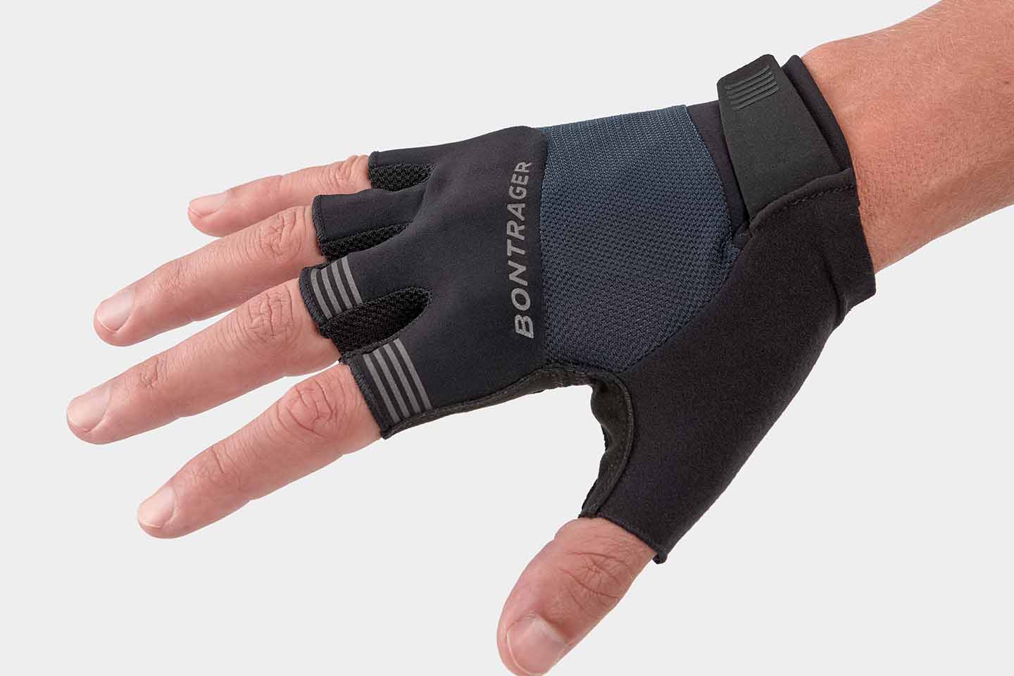 サイクリング用の指切りタイプのグローブ