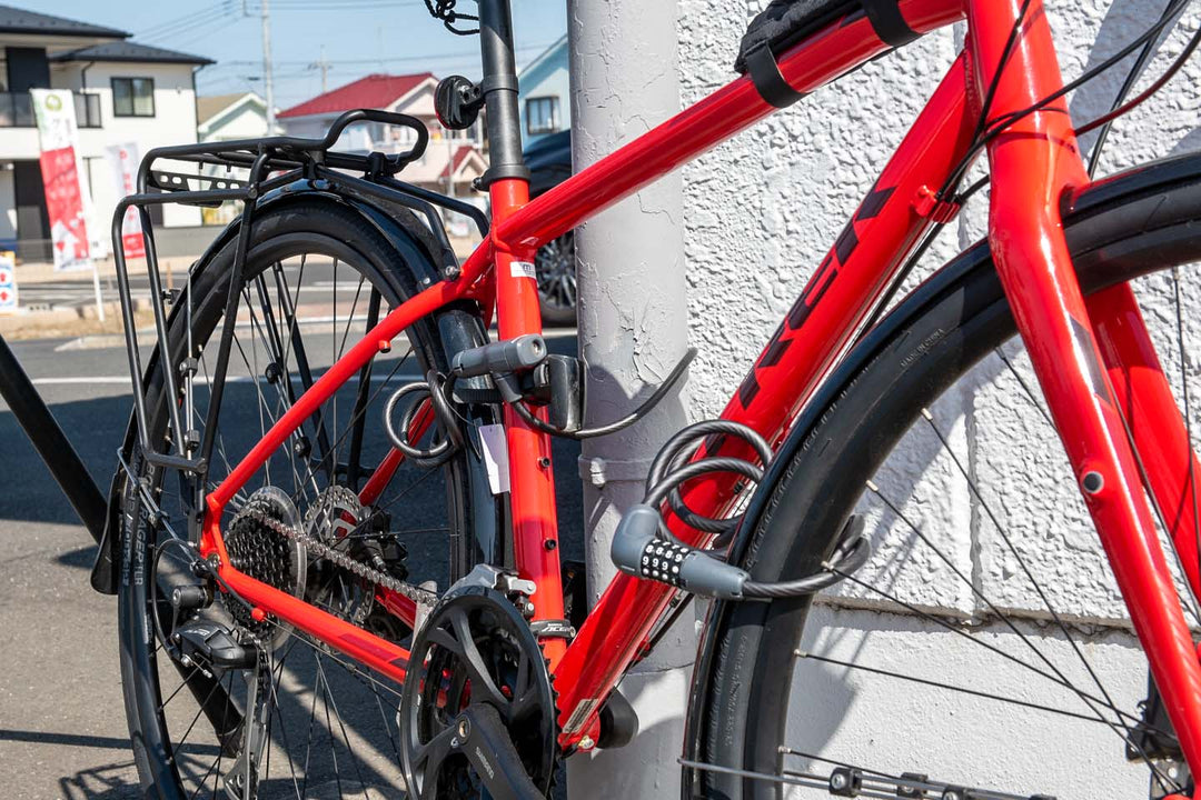 U字ロックと多関節ロックの2種類を併用してロードバイクを施錠している様子