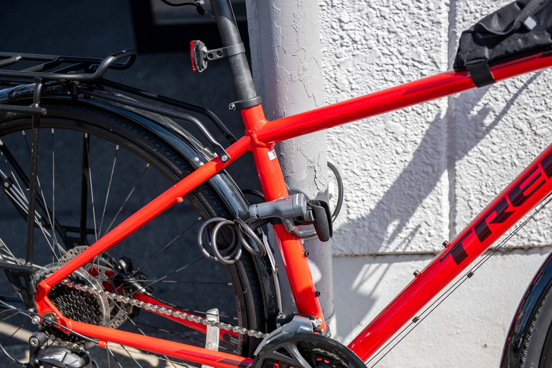 強固なU字ロックでリアホイール、メインフレーム、ガードレールをまとめて固定する地球ロックの正しい例