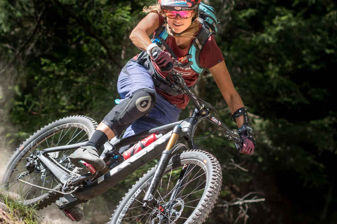 激しいダウンヒルでも自然に握れるレバーの取り付け位置や角度の見本のような写真