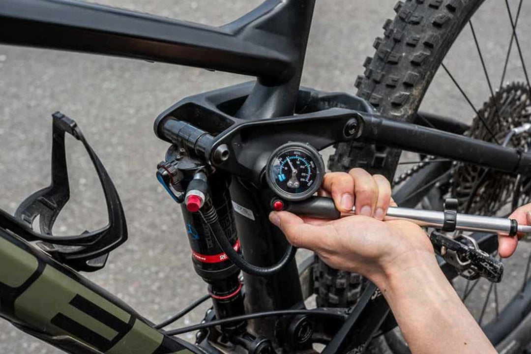 リアのエアサスペンションに専用空気入れで空気を補充している様子