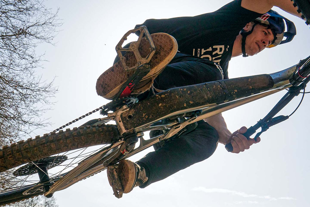 ジャンプをしているライダーの真下からフラットペダルとシューズをとらえた写真
