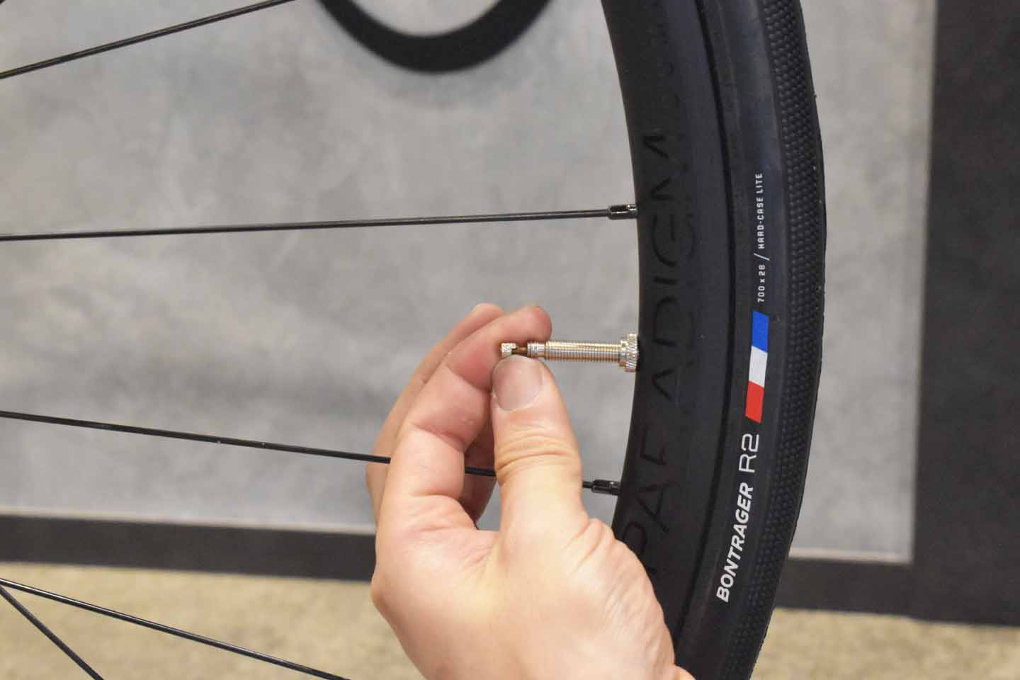 フレンチバルブのキャップを外し、先端ナットを緩めている手元