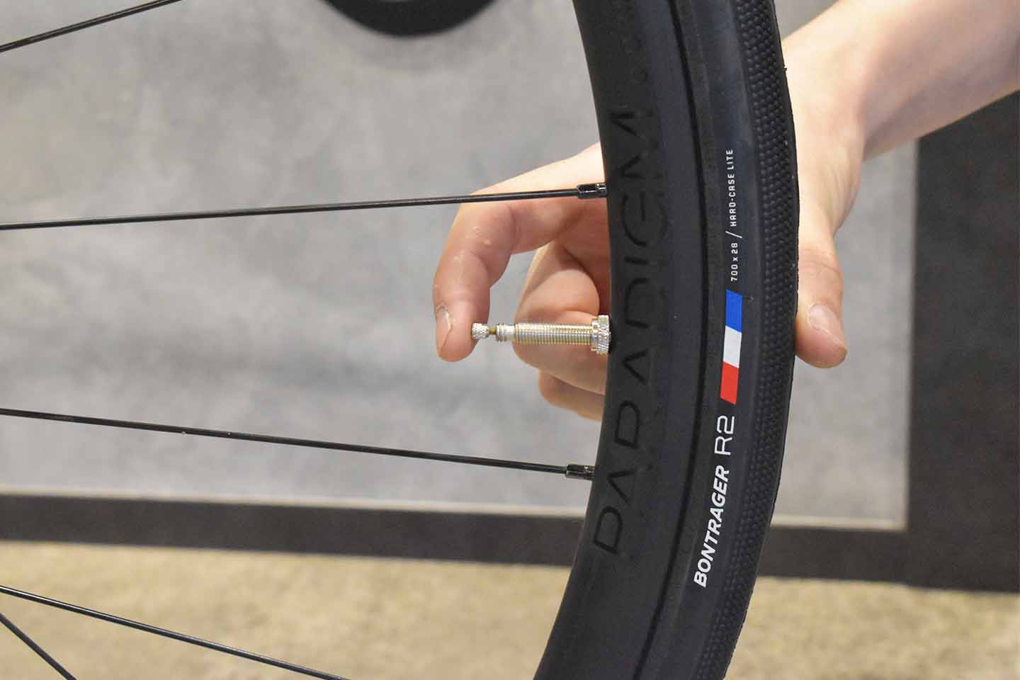 フレンチバルブ先端を指で押して空気を少し抜いている様子