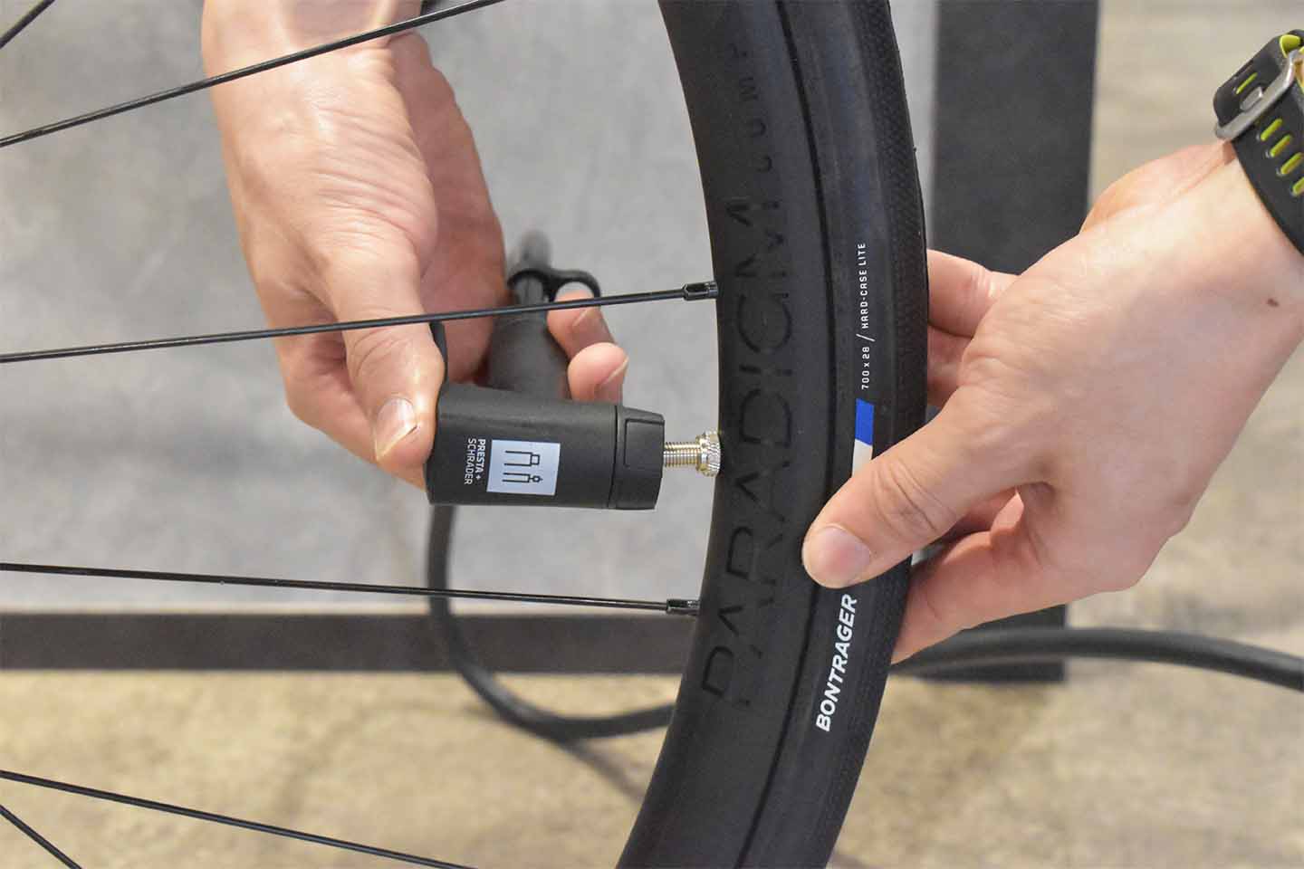 フロアポンプの口金をフレンチバルブに垂直に差し込んでいる様子