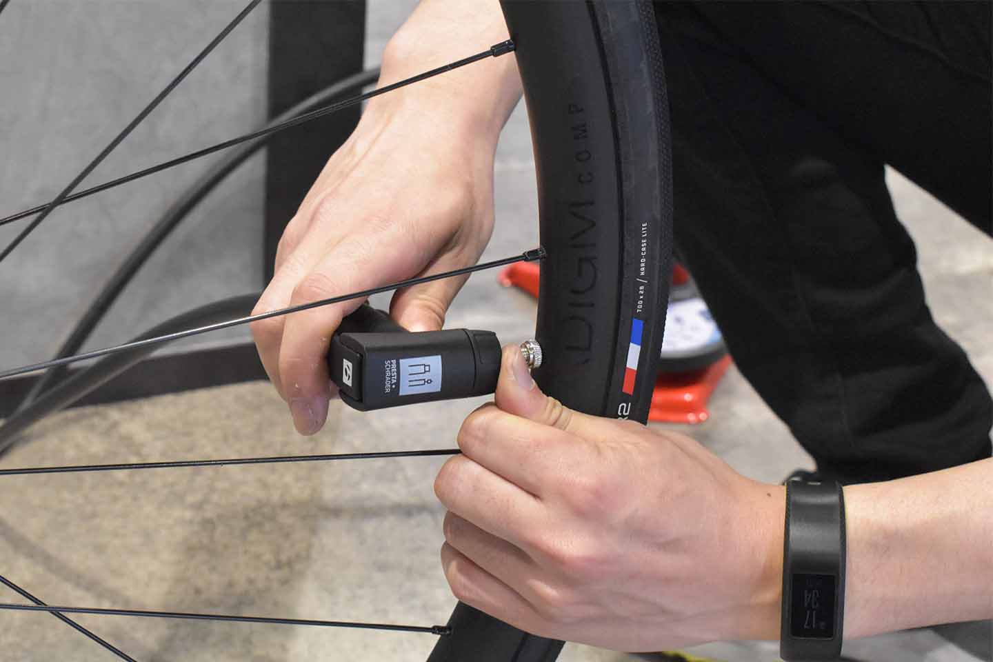 フレンチバルブからフロアポンプを垂直に引き抜いている様子