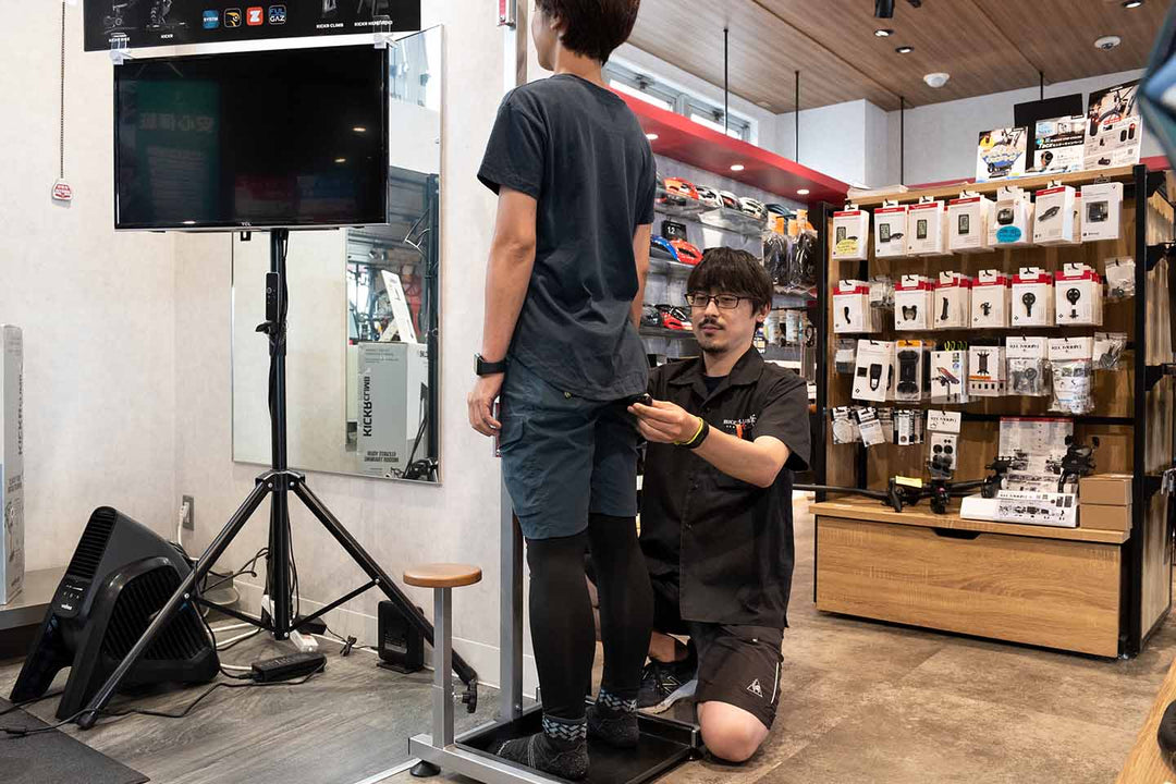 フィッティングのために股下の計測をしている様子