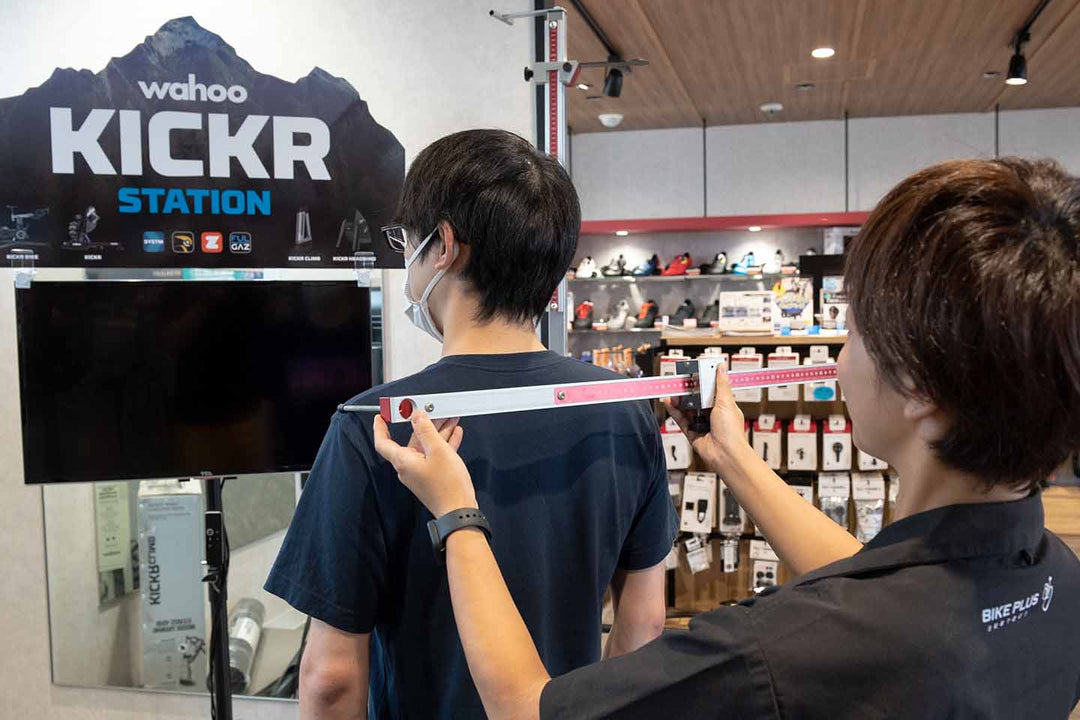 肩幅を計測しハンドルの幅が問題ないかを確認しているところ