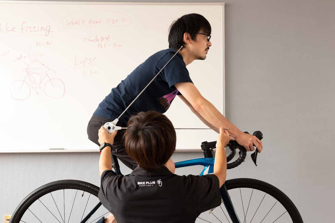 上半身の前傾姿勢をゴニオメーターを使って計測している様子