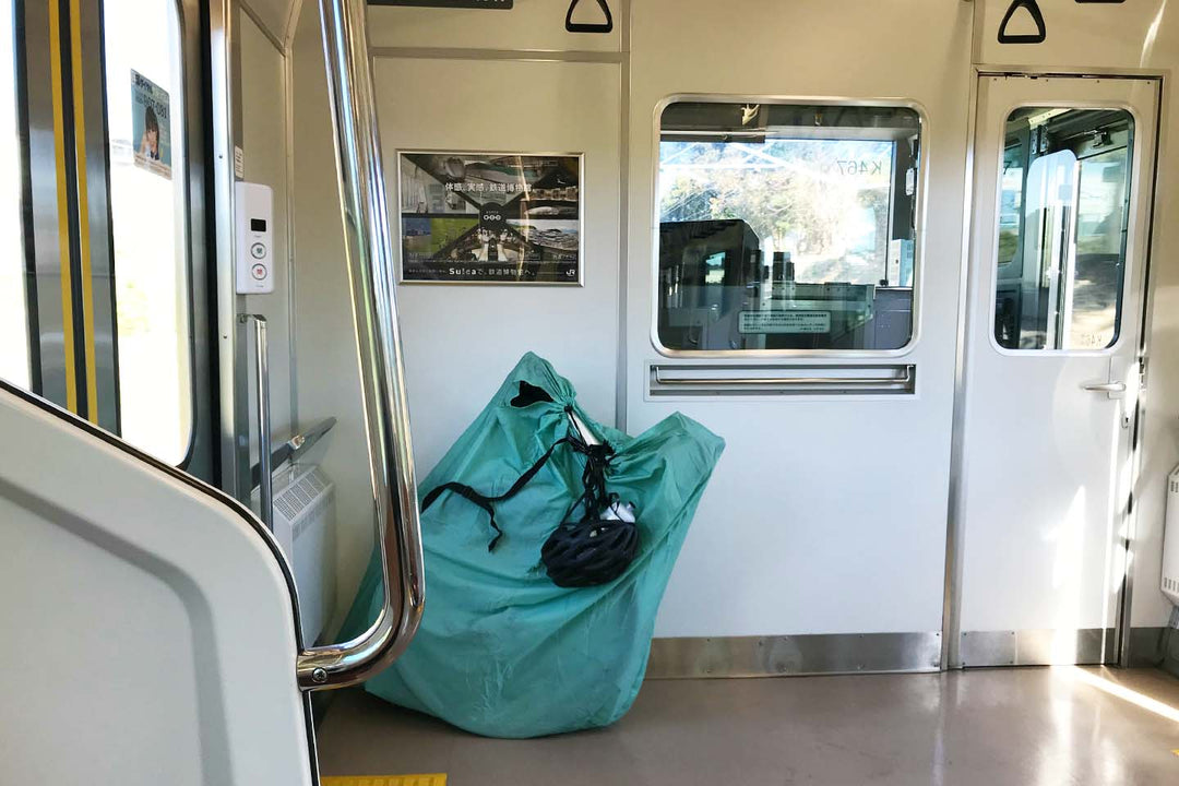 電車の先頭車両のスペースに輪行袋を置いた様子