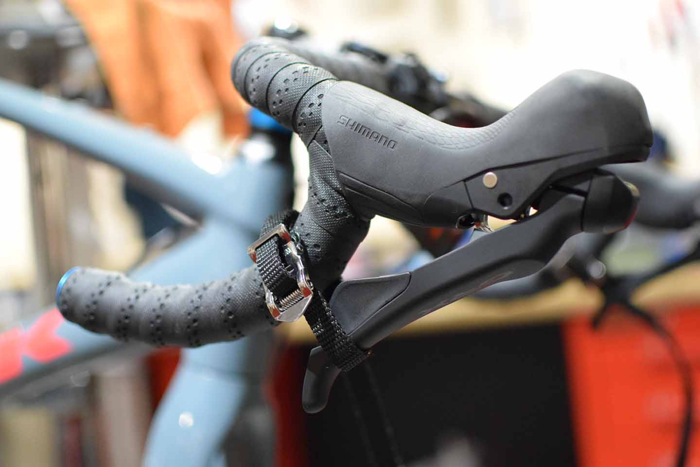 ブレーキレバーをバンドで固定している様子