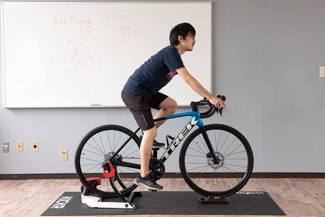 適正サイズのロードバイクに乗ったときの乗車姿勢を真横から確認