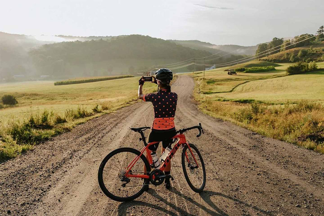 グラベルロードライド中に休憩している女性ライダー