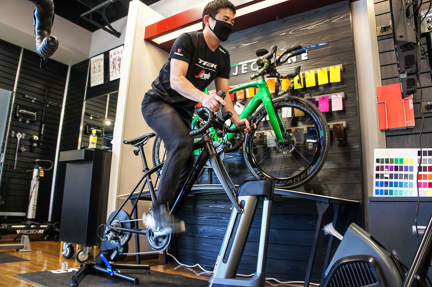 ヘッドウィンドから風が吹き出し、キッカークライムが勾配をつけている状態で、立ちこぎ（ダンシング）をしている写真