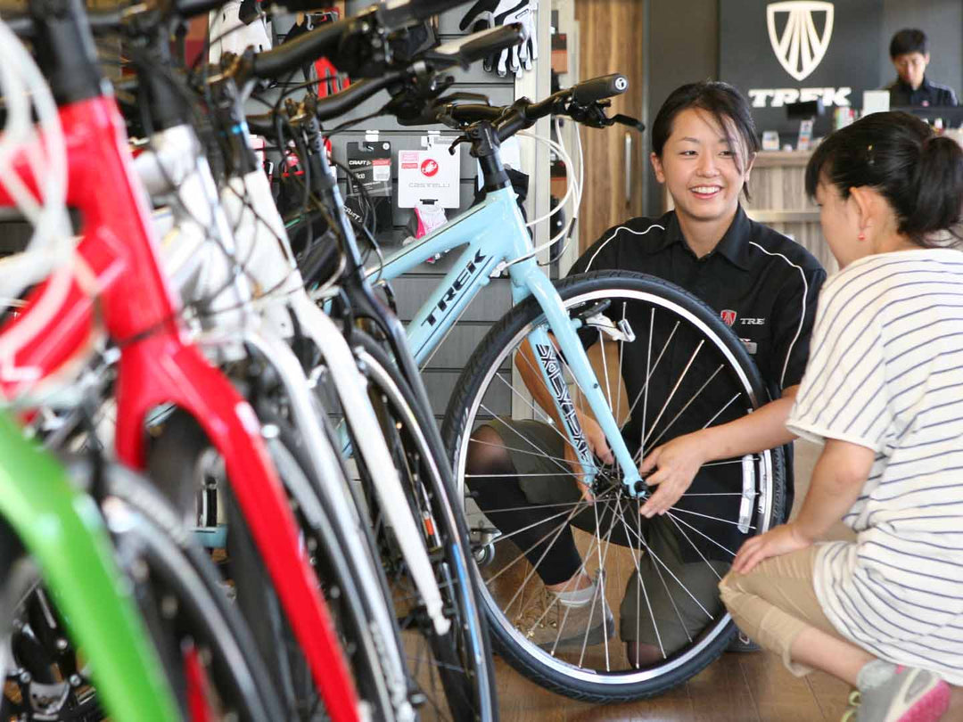 クロスバイクの接客をするスタッフの写真