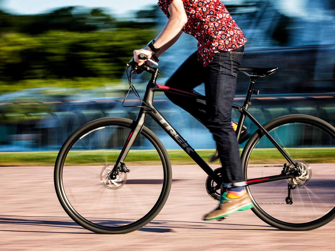 ディスクブレーキクロスバイクで颯爽と走っている様子