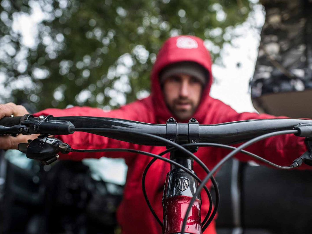 ハンドルを斜め下前方から後方に向かって撮影した写真。ハンドルにピッタリとピントが合い、ライダーの顔が綺麗にボケている。