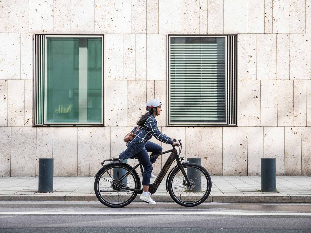 街中をサイクリングしている様子