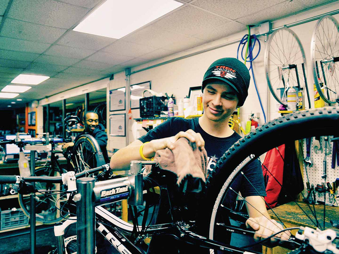 マウンテンバイクのメンテナンスをしているショップメカニックの写真