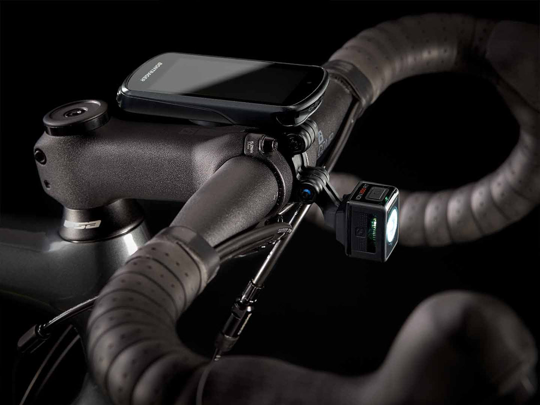 ロードバイクのハンドルステム部分に取り付けられたライトとGPSサイクルコンピューターの写真