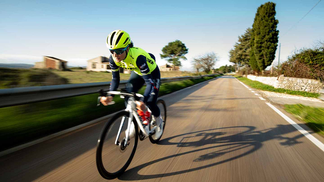 ハイスピードで走る女性プロロード選手の写真