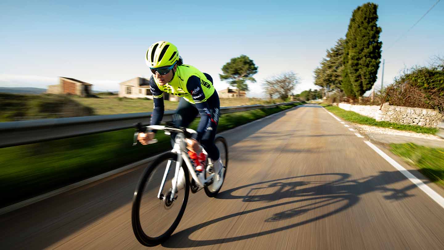 ハイスピードで走る女性プロロード選手の写真