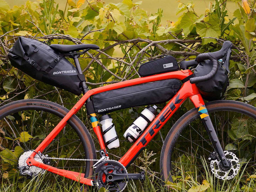 旅に向けて沢山のバッグをつけて荷物を積載しているロードバイクの写真