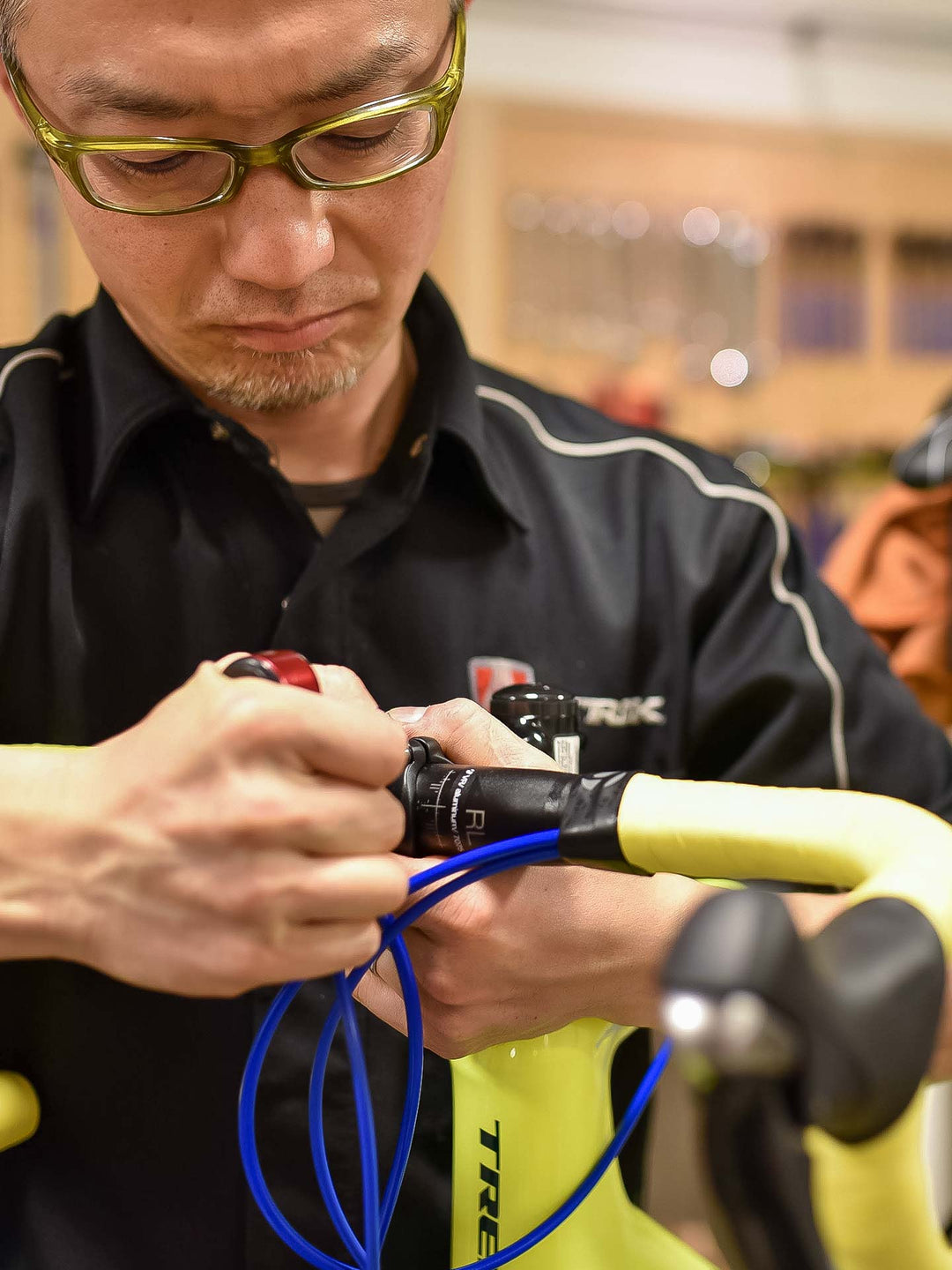 ハンドルの固定を点検している様子