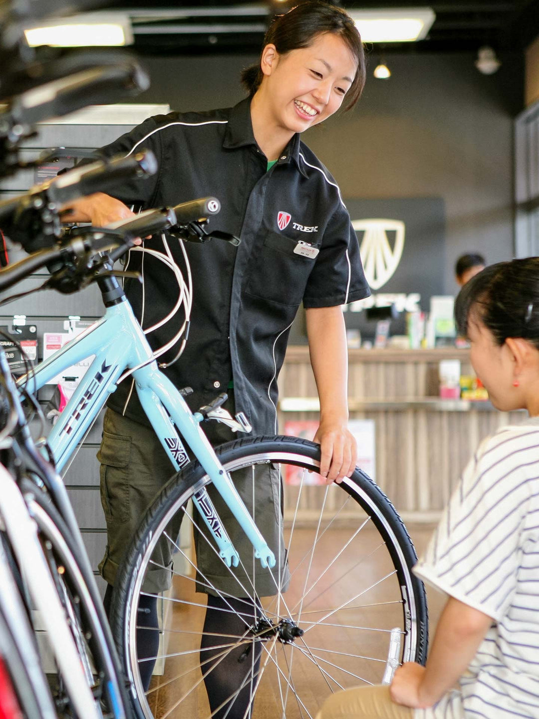 ホイールが簡単に外せることを実演しながらご紹介している様子